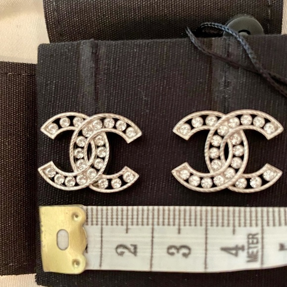 Bnib 21b Chanel crystal stud earrings 🤩 - Picture 7 of 11